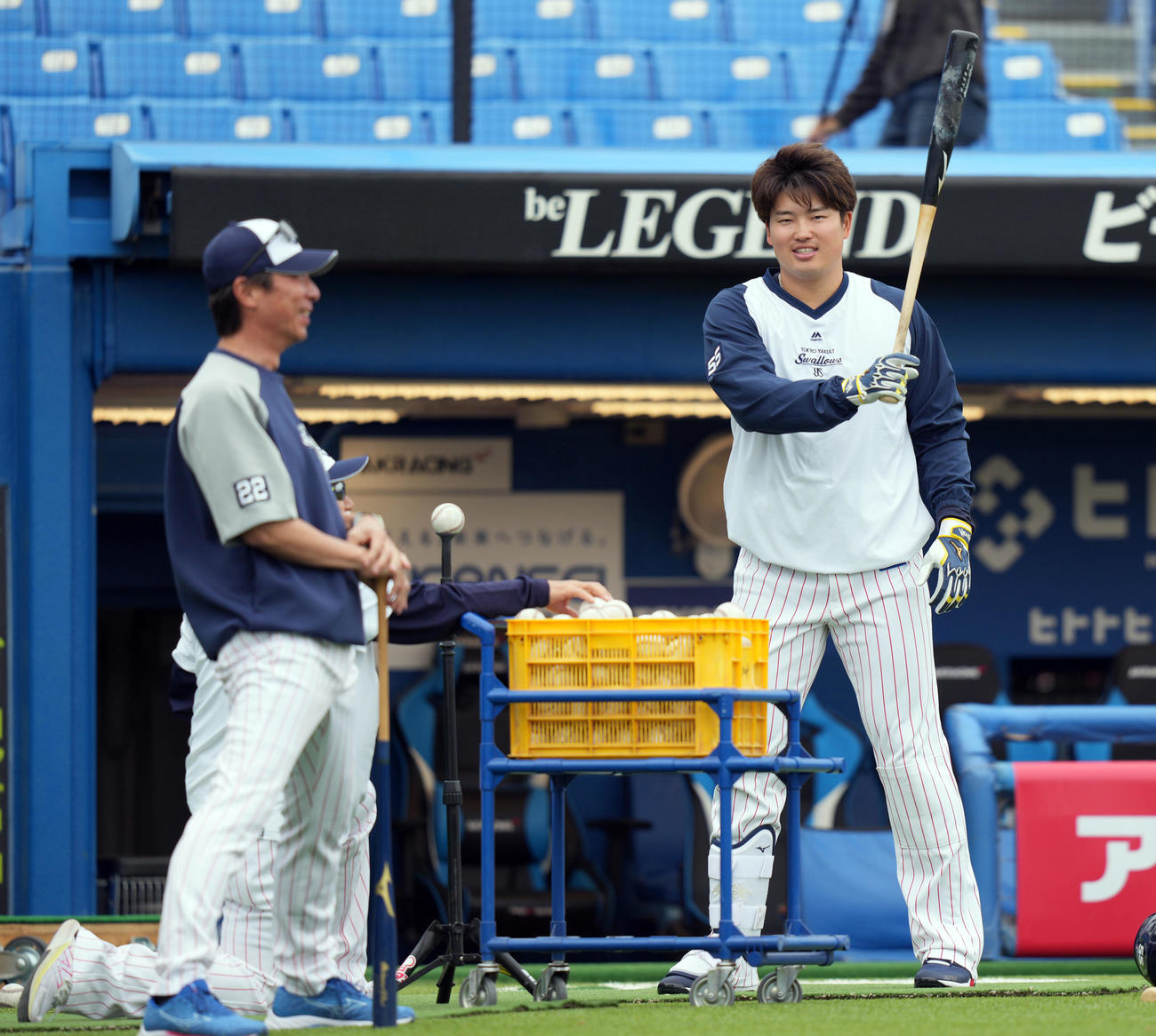 ヤクルト対DeNA　試合前、打撃練習で高津監督（左）と談笑する村上（撮影・狩俣裕三）