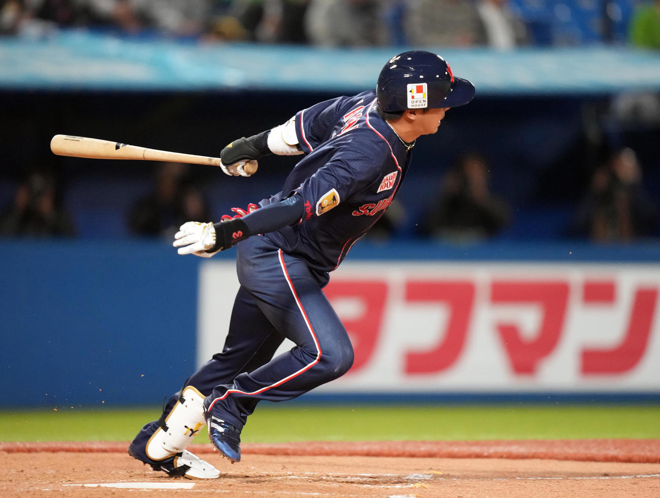 ヤクルト対DeNA 4回裏ヤクルト無死、三ゴロを打って走り出す山田（撮影・狩俣裕三）
