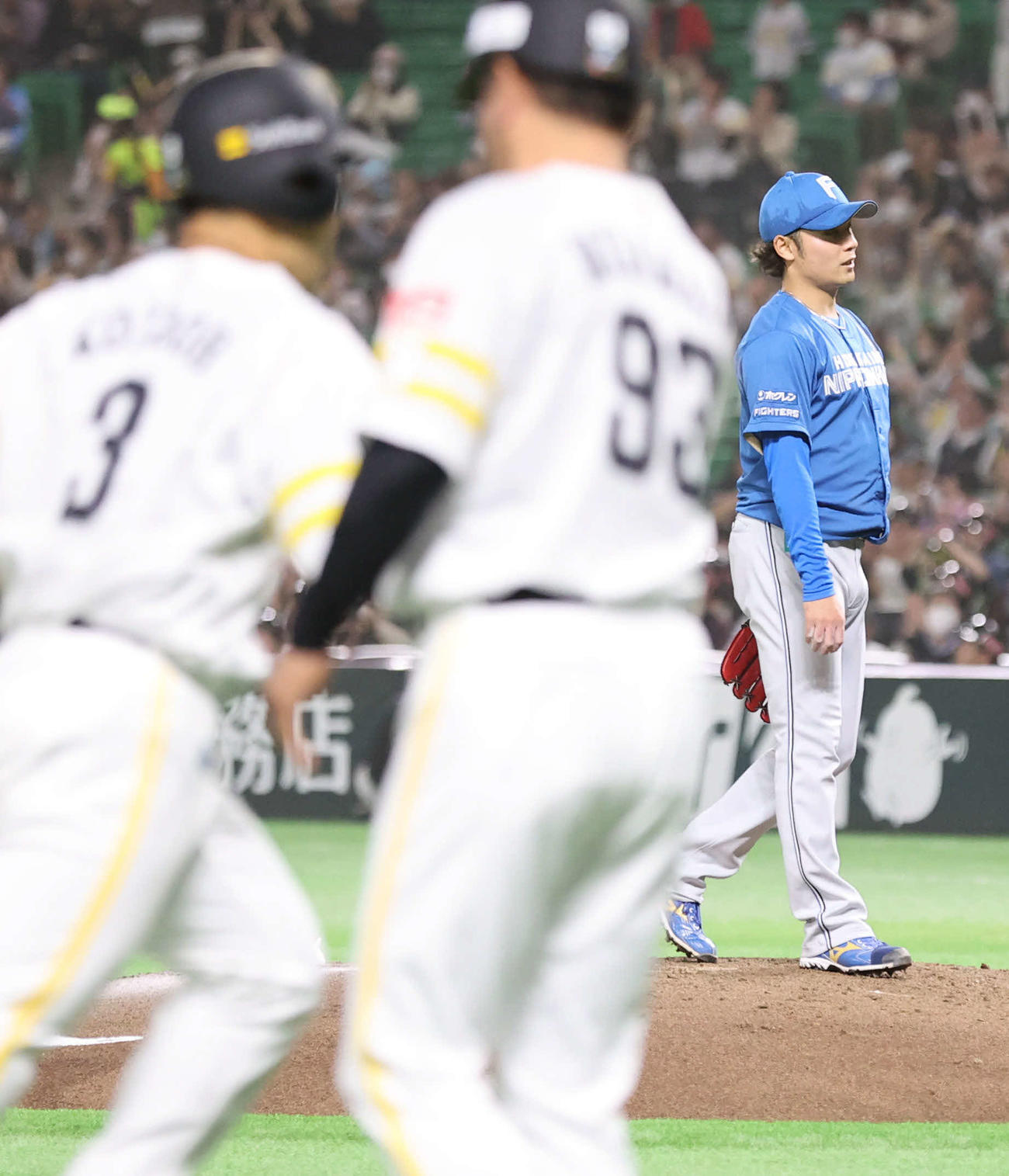 ソフトバンク対日本ハム　5回裏ソフトバンク2死、近藤（左）に本塁打を浴びて肩を落とす伊藤（撮影・梅根麻紀）