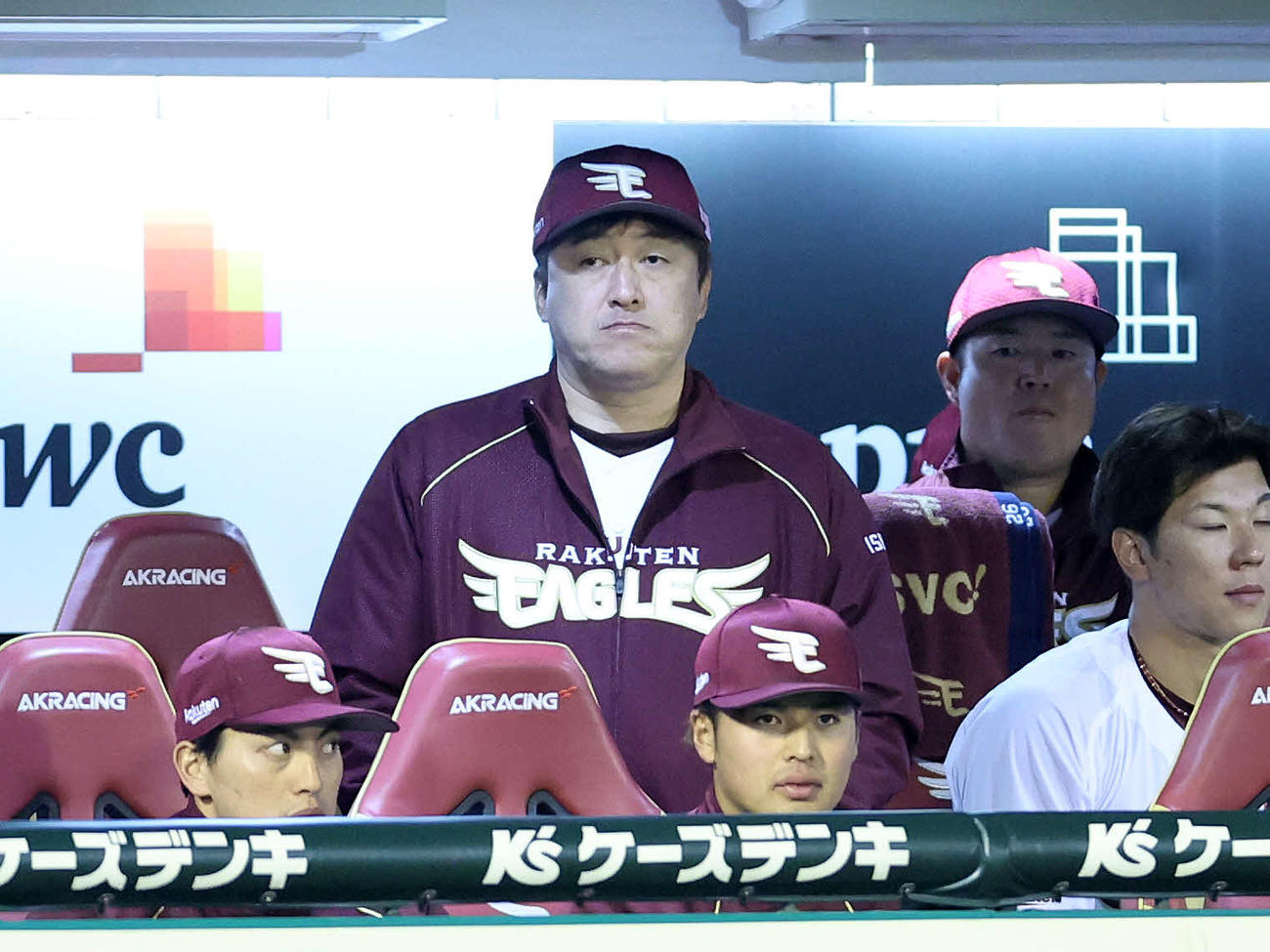 楽天対オリックス　4回裏、戦況を見つめる楽天石井監督（撮影・鈴木正人）