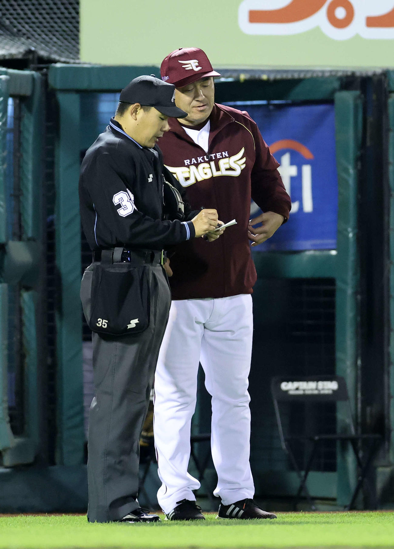 楽天対オリックス　9回表、選手交代を告げる楽天石井監督（撮影・鈴木正人）