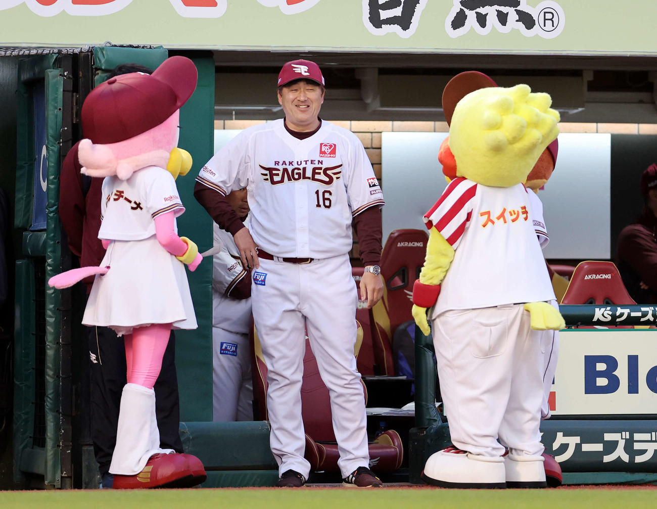 楽天対オリックス　試合前、笑顔を見せる楽天石井監督（撮影・鈴木正人）