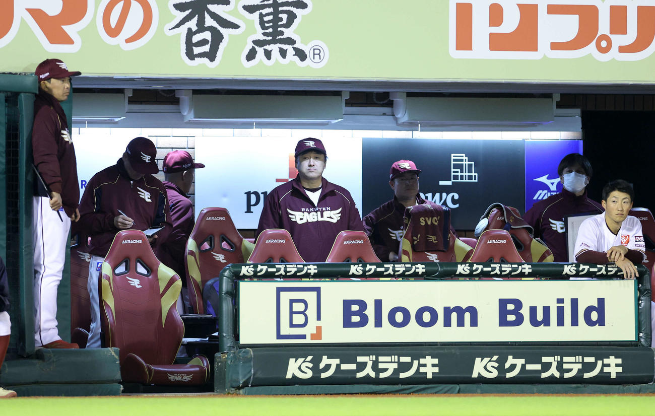 楽天対オリックス　8回裏、戦況を見る楽天石井監督（中央）（撮影・鈴木正人）