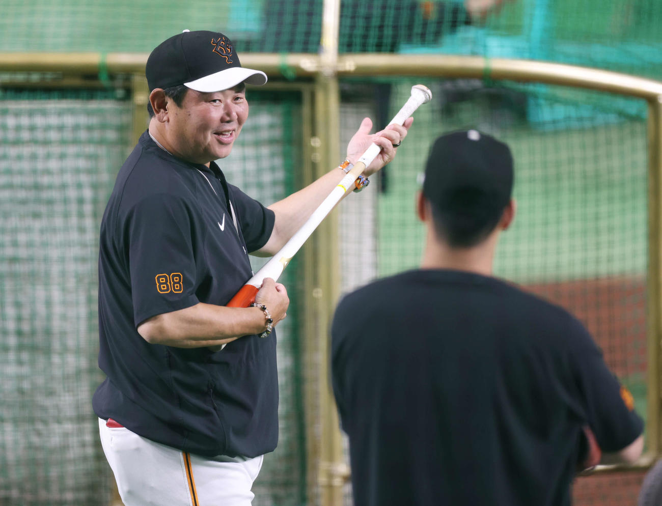 試合前、バットでギターを弾く巨人大久保打撃チーフコーチ（撮影・宮地輝）