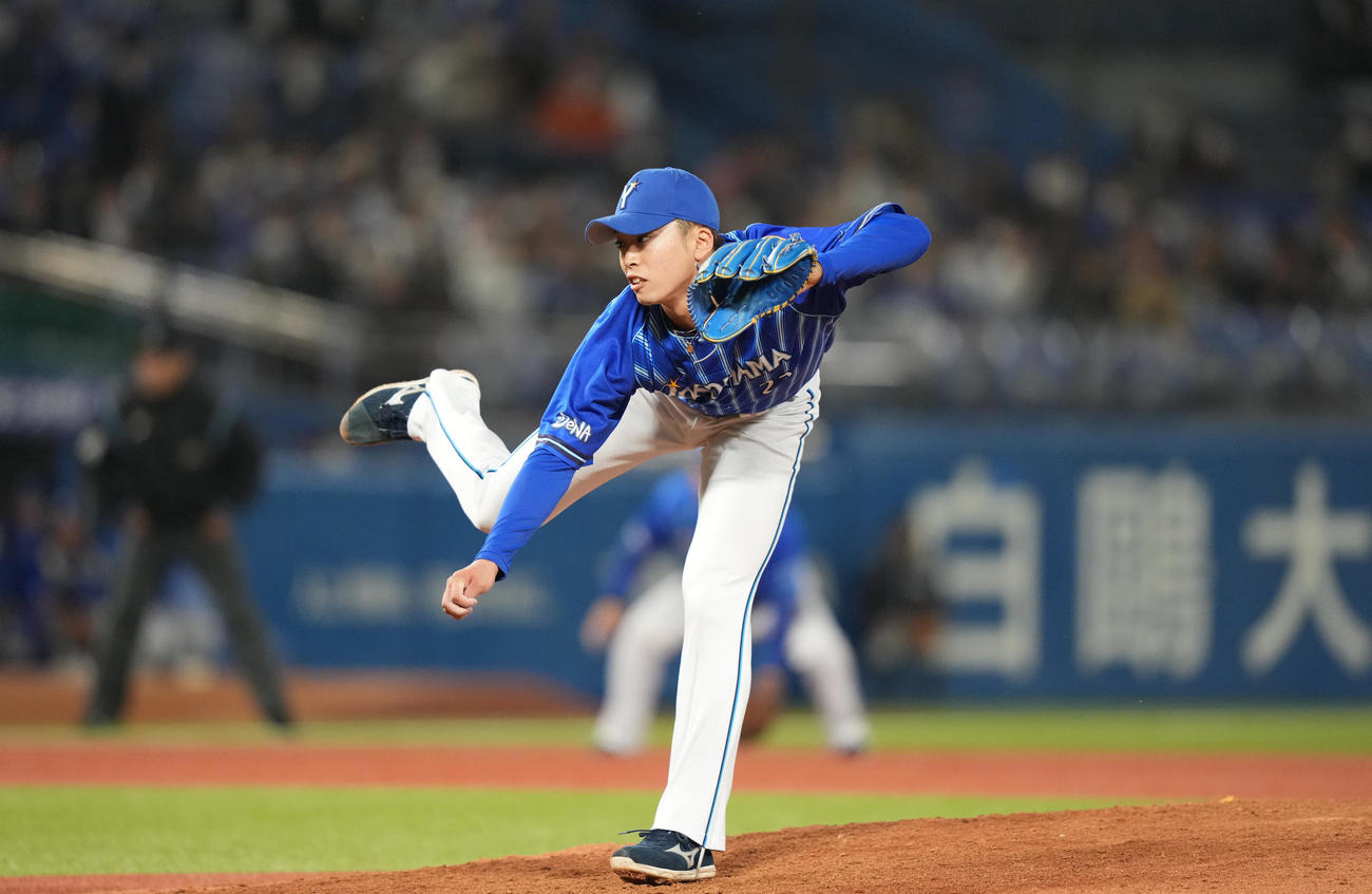 9回裏から登板する入江（撮影・狩俣裕三）