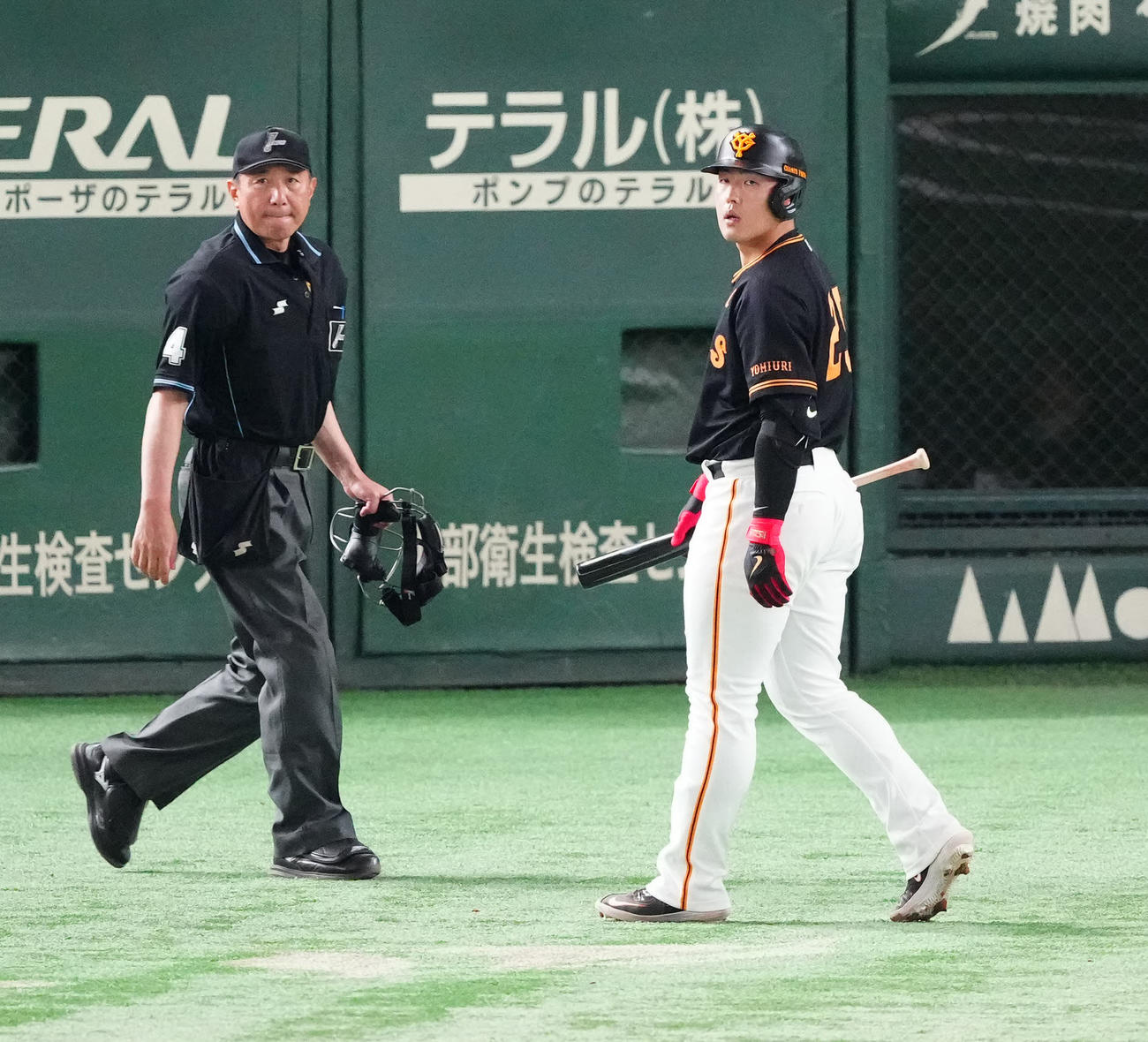 巨人対阪神　10回裏巨人1死一塁、一邪飛でベンチに引き揚げる岡本和（撮影・江口和貴）