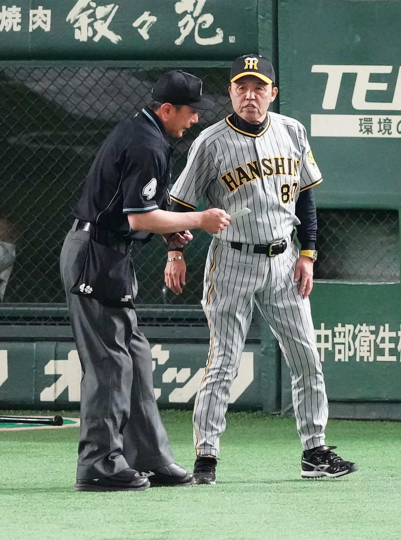 8回裏開始前、選手交代を告げる阪神岡田監督（右）（撮影・江口和貴）