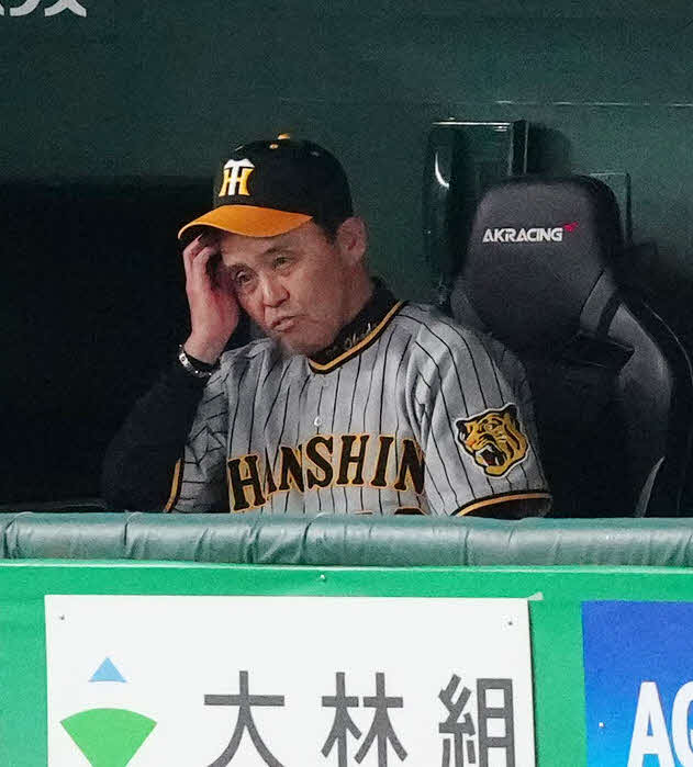 9回表、ベンチで思案顔の阪神岡田監督（撮影・江口和貴）