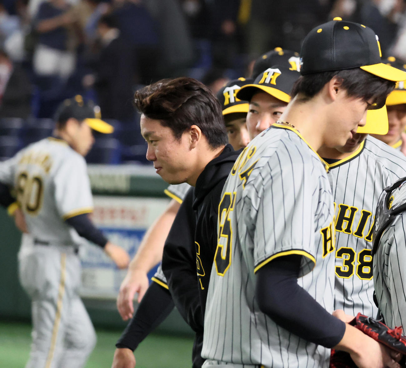 試合後グラウンドに一礼する阪神村上頌樹（撮影・加藤哉）