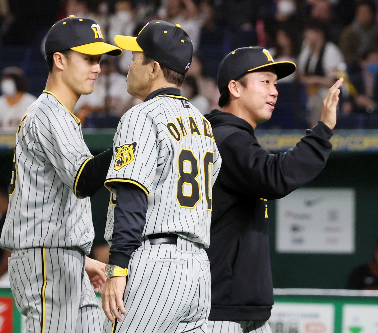 巨人対阪神　村上（右）は岡田監督（中央）らと勝利を祝う（撮影・加藤哉）