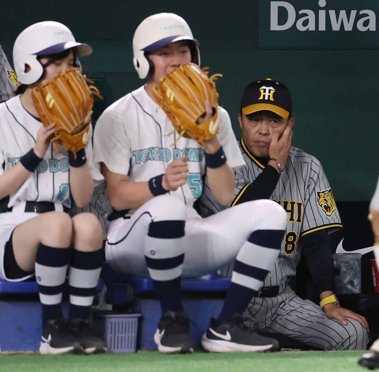 巨人対阪神　8回表阪神1死、村上に代打を告げベンチに下がる岡田監督（右）（撮影・宮地輝）