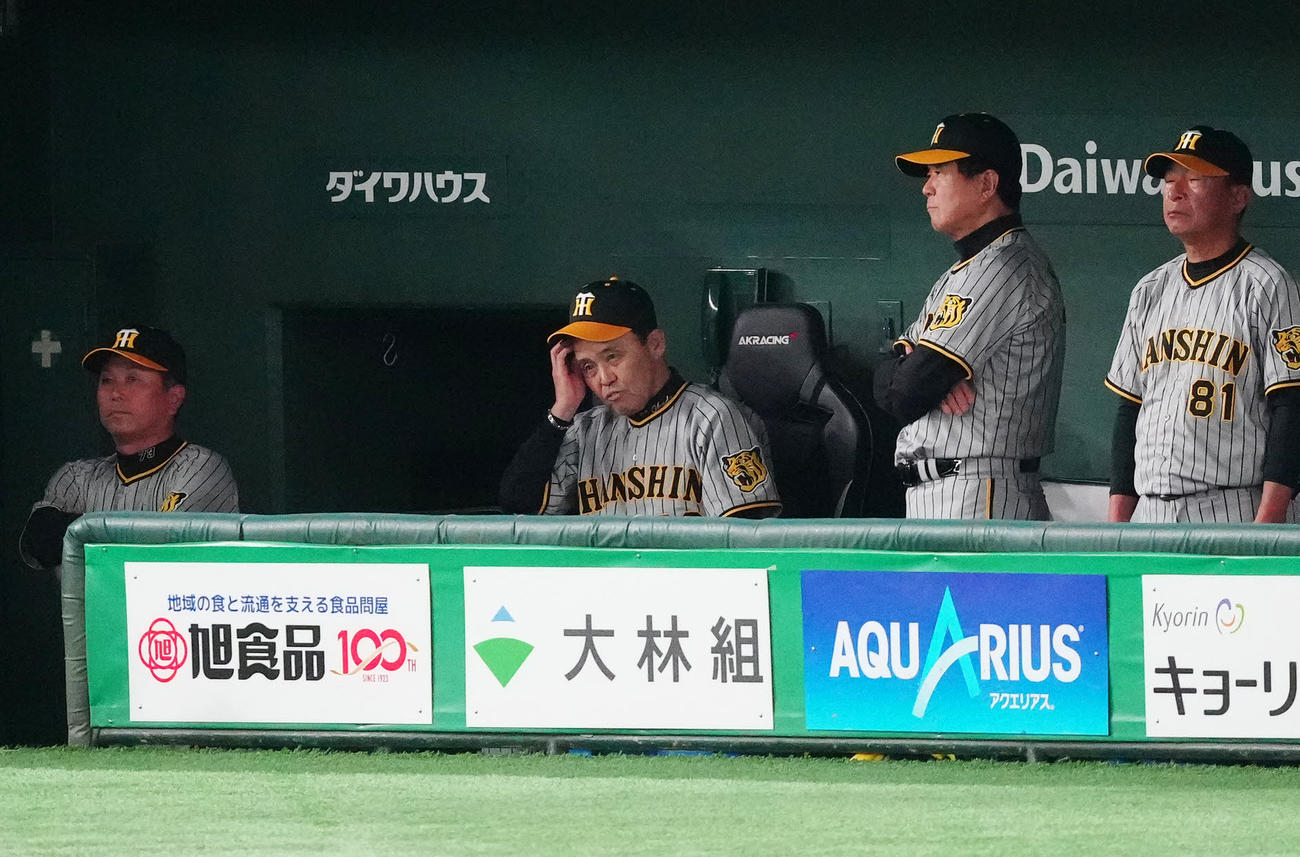 巨人対阪神　9回表、ベンチで厳しい表情の阪神岡田監督（中央左）（撮影・江口和貴）