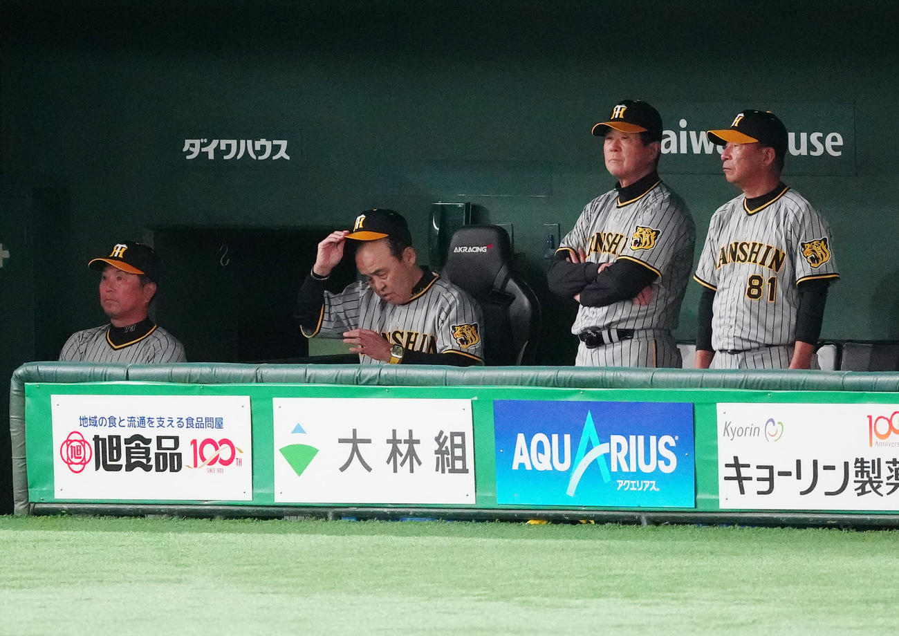 巨人対阪神　9回表、ベンチで厳しい表情の阪神岡田監督（中央左）（撮影・江口和貴）