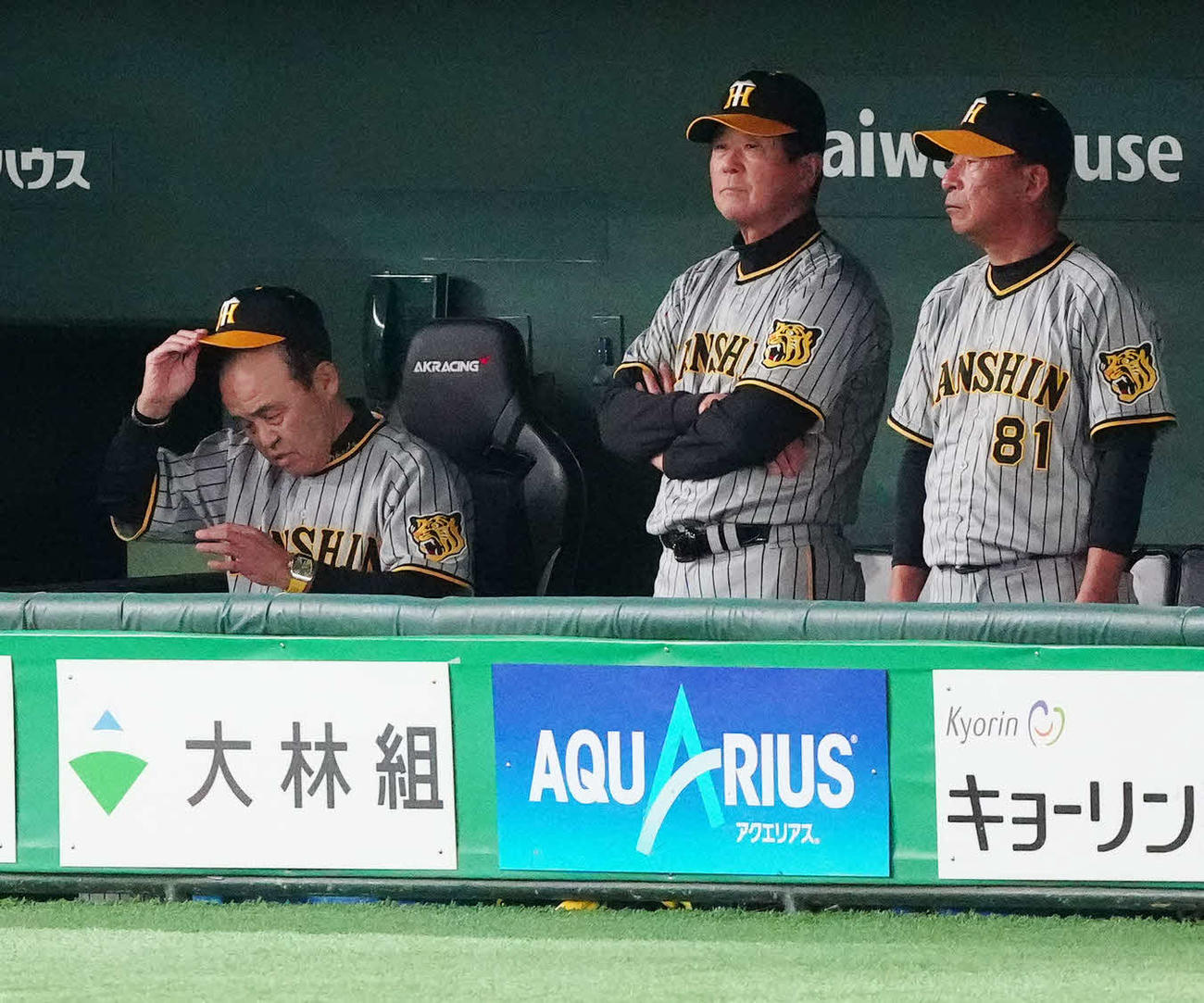 巨人対阪神　9回表、ベンチで厳しい表情の阪神岡田監督（左）（撮影・江口和貴）