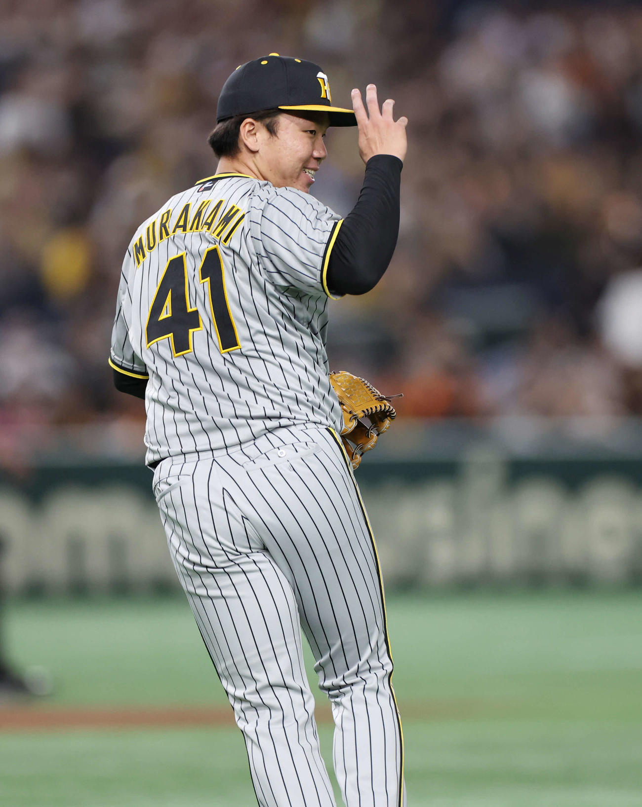 巨人対阪神　6回裏巨人2死、村上はメンデスを二ゴロに仕留めて笑顔を見せる（撮影・宮地輝）