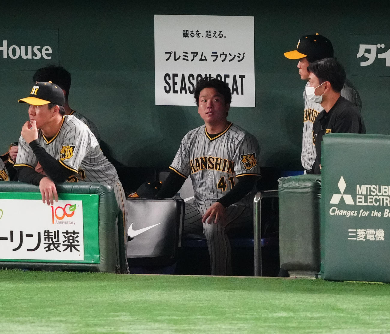 巨人対阪神　8回表、代打を送られ、ベンチに座る阪神村上（中央）（撮影・江口和貴）