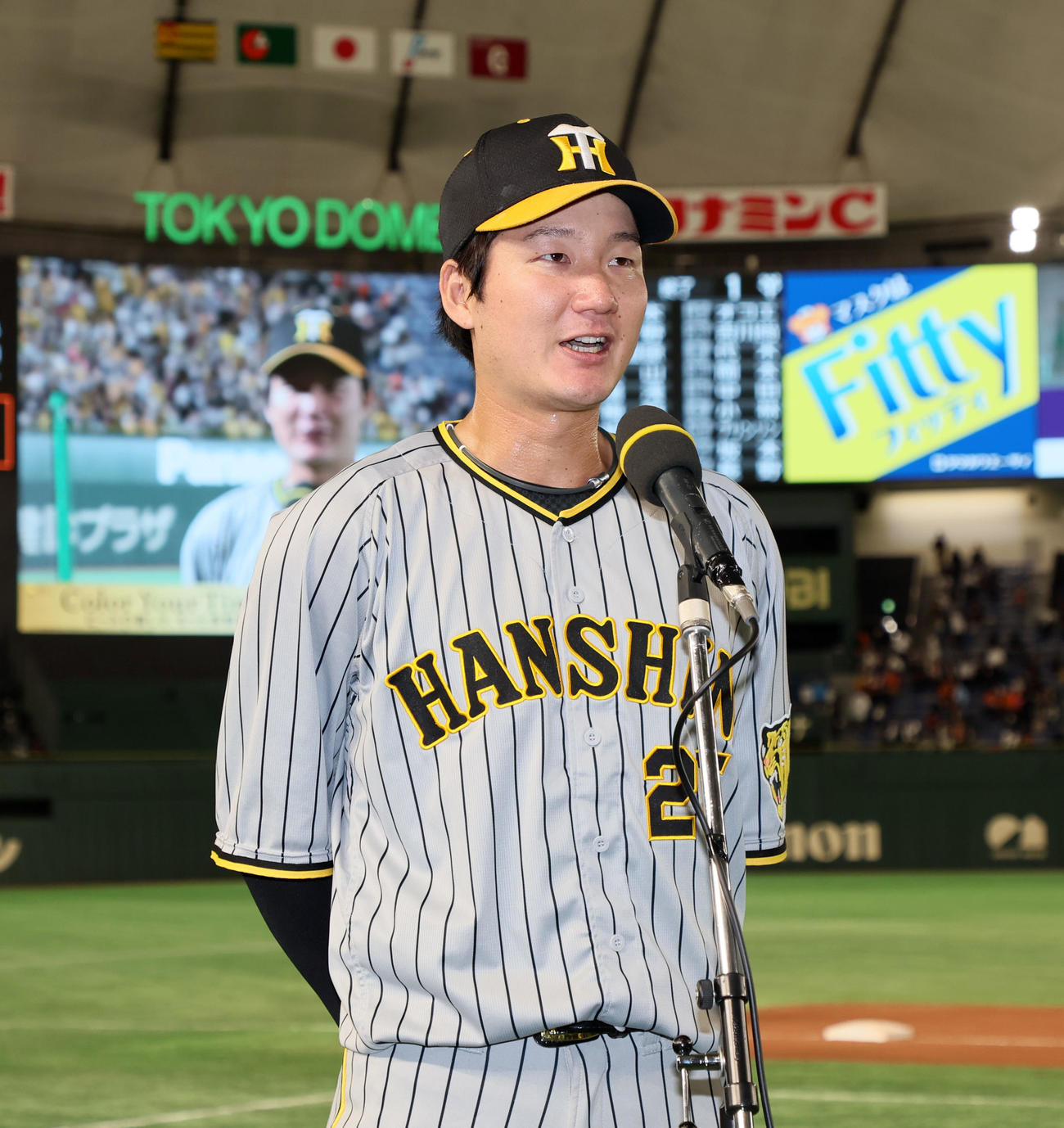 巨人対阪神　巨人に勝利しヒーローインタビューを受ける渡辺諒（撮影・加藤哉）