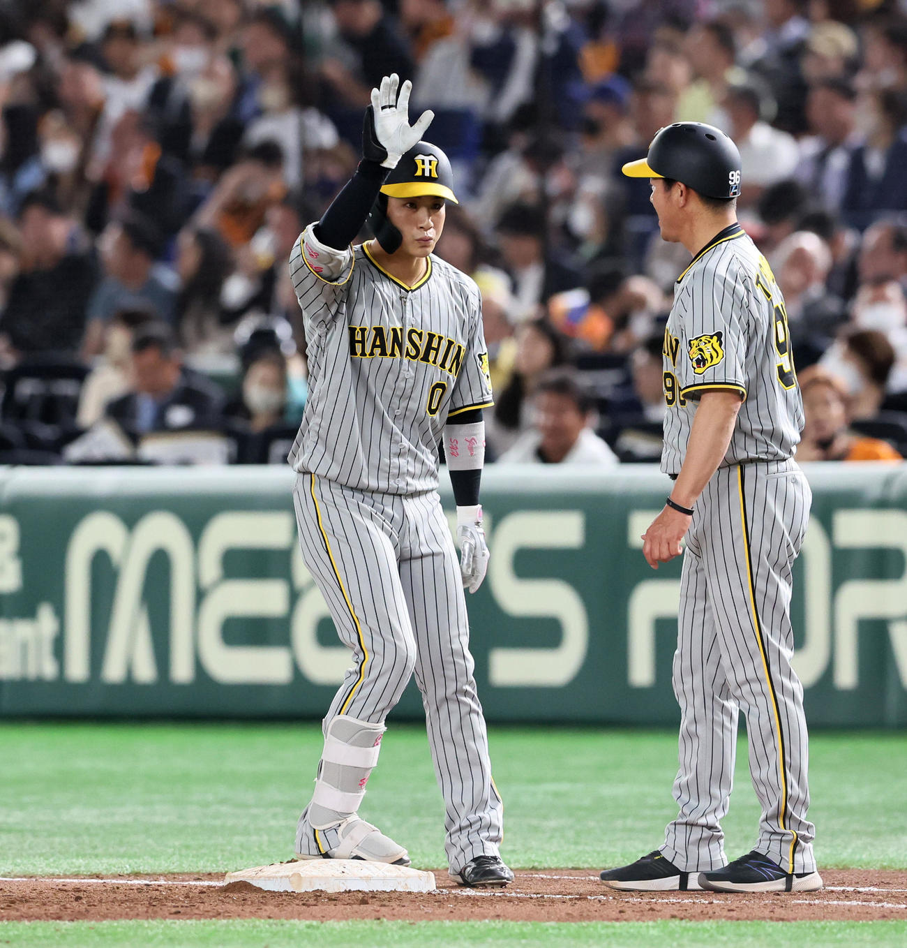 巨人対阪神　5回表阪神無死一塁、木浪は中前打を放つ（撮影・加藤哉）