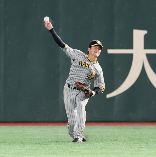 巨人対阪神　2回裏巨人無死一、三塁、板山は門脇はの右前適時打を三塁へ返球（撮影・加藤哉）