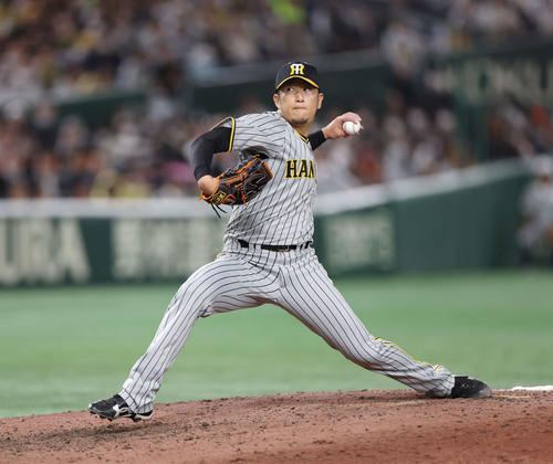 巨人対阪神　7回裏阪神2番手で登板し、力投する岩貞（撮影・宮地輝）