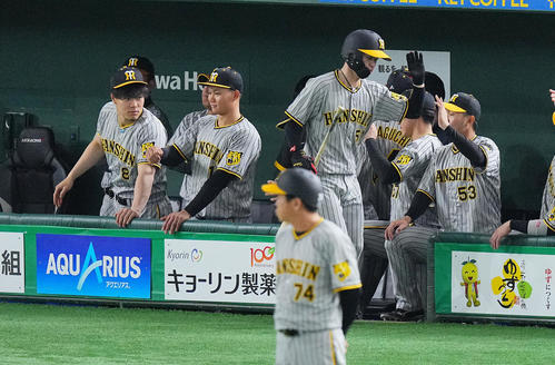 巨人対阪神　1回表阪神無死一塁、犠打を決めた中野（中央）を出迎える佐藤輝（左）、森下（同2人目）らナイン（撮影・垰建太）