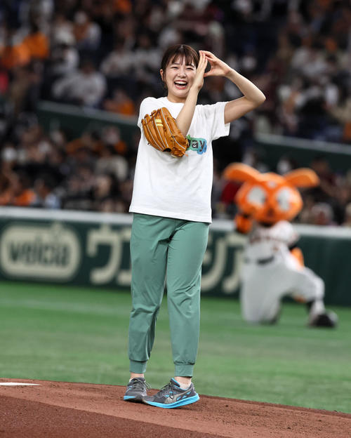 巨人対阪神　始球式を行った黒田アナウンサー（撮影・加藤哉）