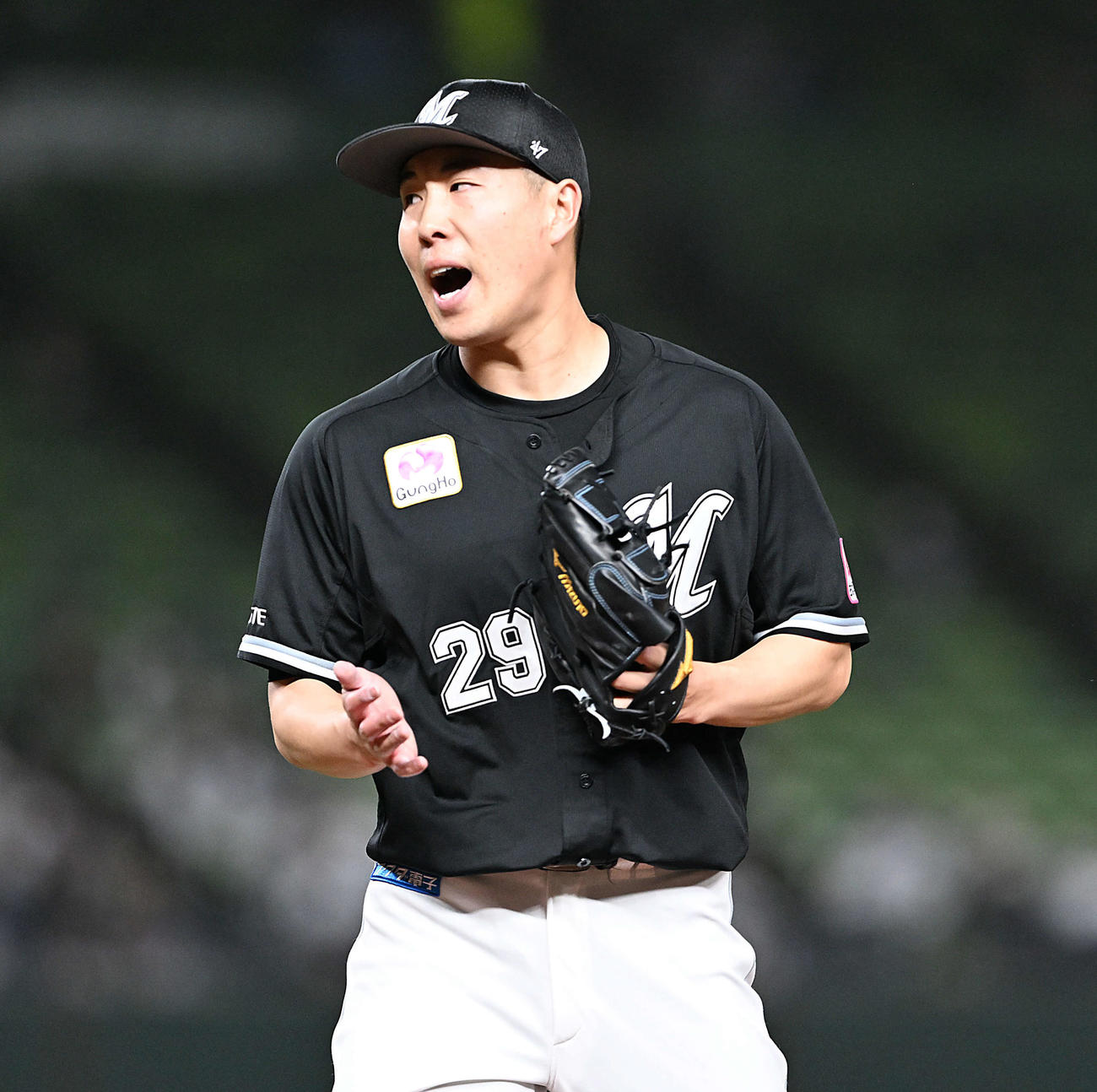 西武対ロッテ　5回裏西武2死二塁、ペイトンを一ゴロに仕留めグラブをたたく西野（撮影・滝沢徹郎）