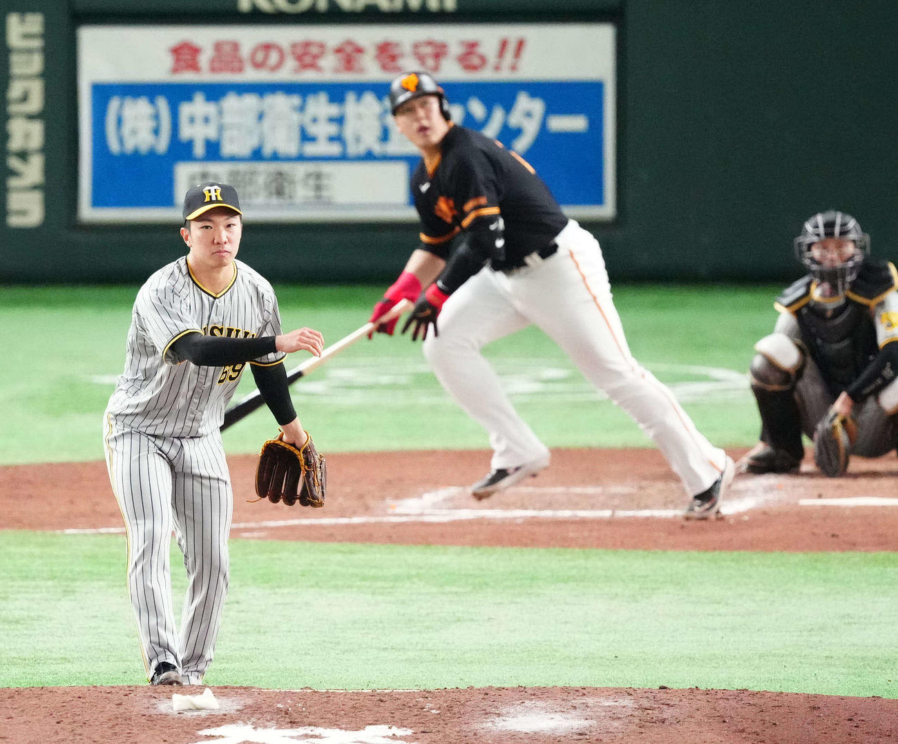巨人対阪神　8回裏巨人無死、岡本和（後方左）にソロ本塁打を浴びる石井（撮影・江口和貴）