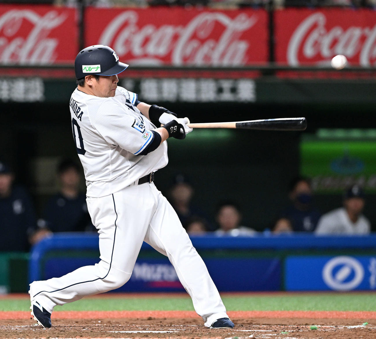 4月12日、西武対ロッテ　4回裏西武1死一塁、中村は中前打を放つ（撮影・滝沢徹郎）