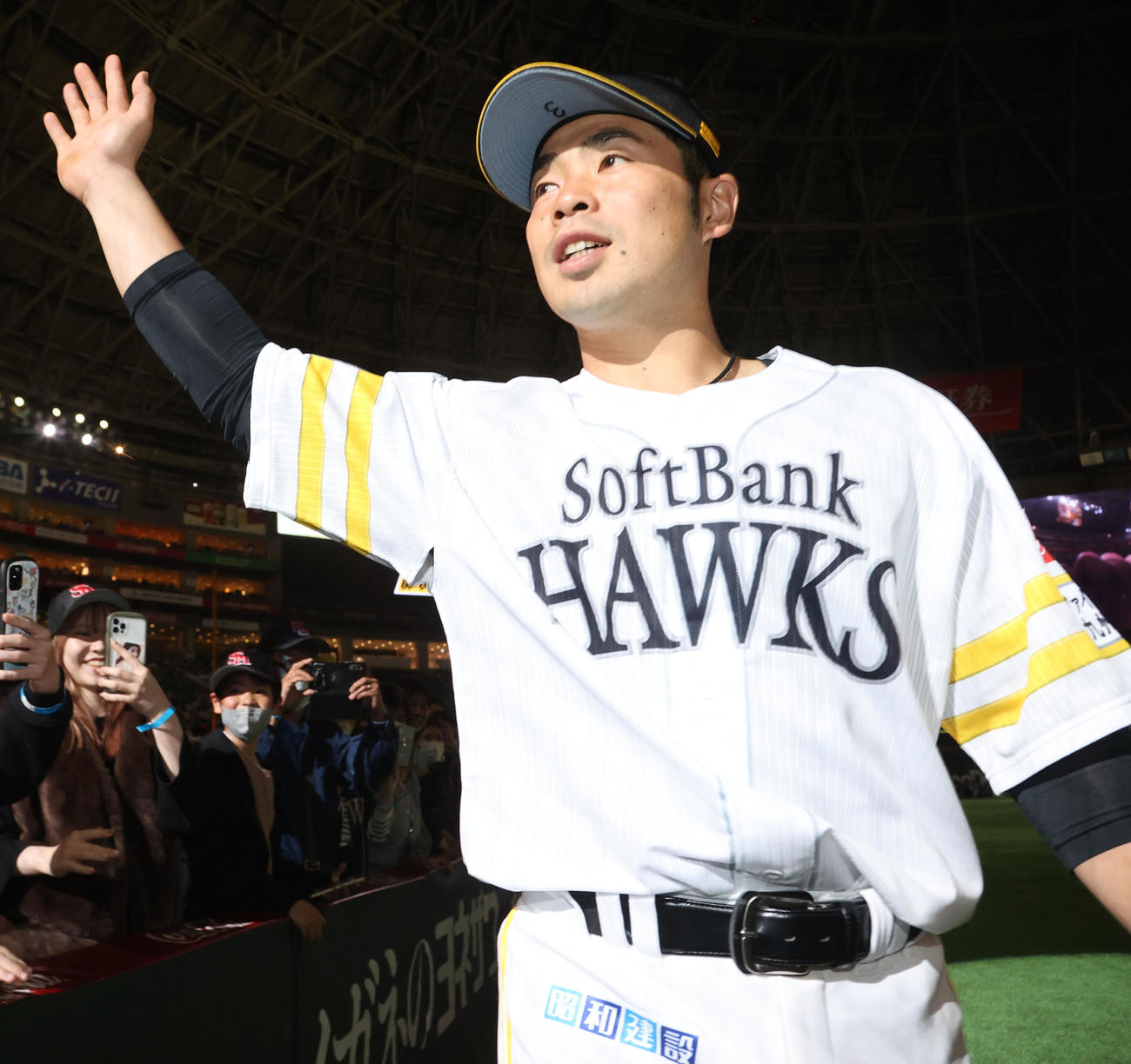 ソフトバンク対日本ハム　ヒーローとなった近藤はファンとハイタッチをかわす（撮影・梅根麻紀）