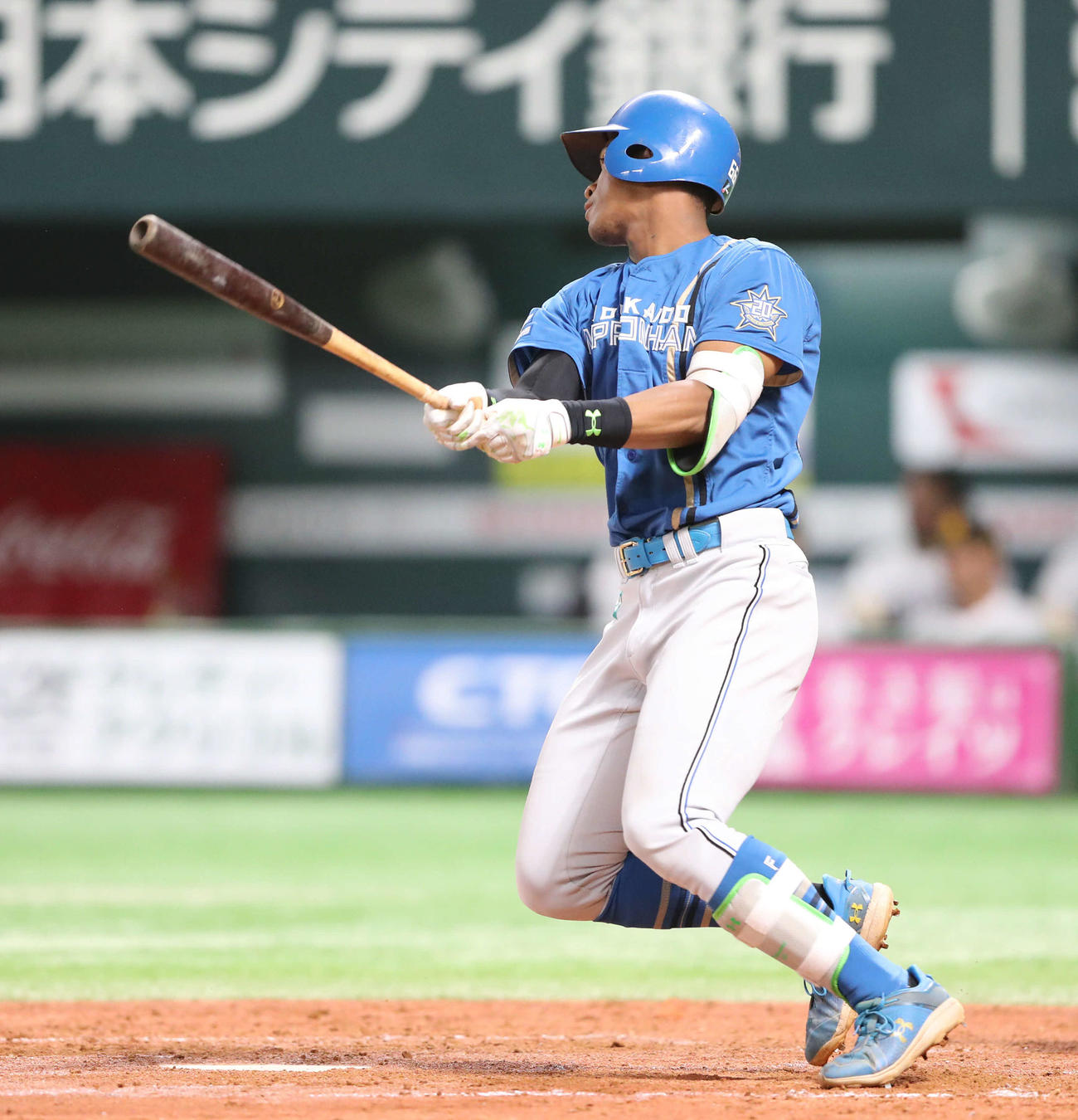 ソフトバンク対日本ハム　4回表日本ハム1死二塁、万波は右翼線に同点となる適時二塁打を放つ（撮影・梅根麻紀）
