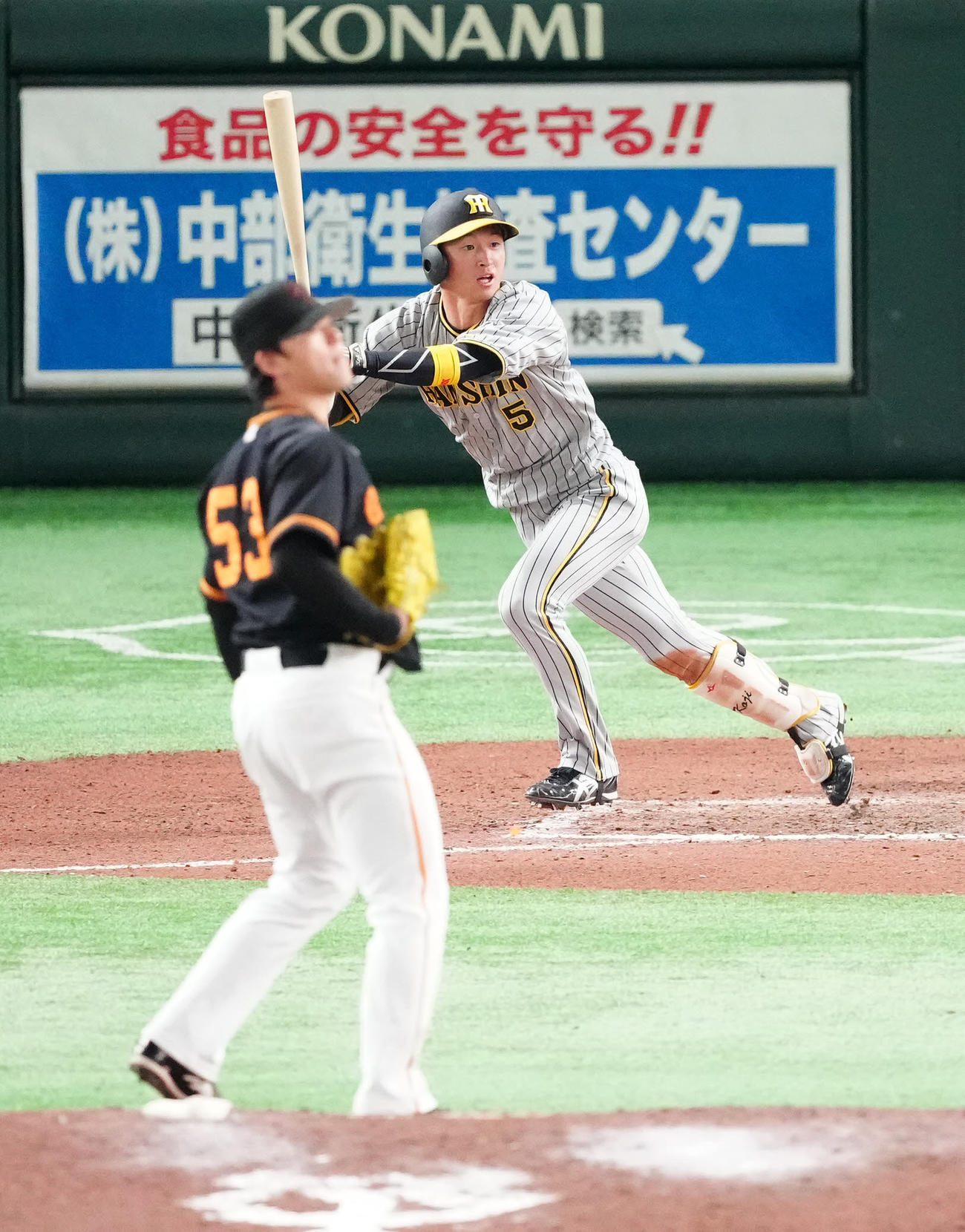 巨人対阪神　10回表阪神1死三塁、近本は左前に勝ち越し適時打を放つ。投手高梨（撮影・江口和貴）
