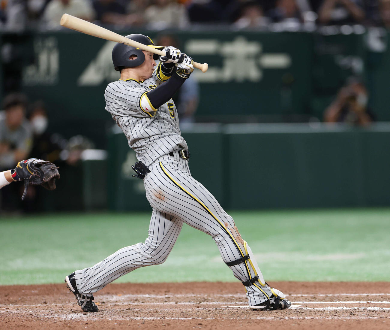 巨人対阪神　10回表阪神1死三塁、勝ち越し左適時打を放つ近本（撮影・宮地輝）