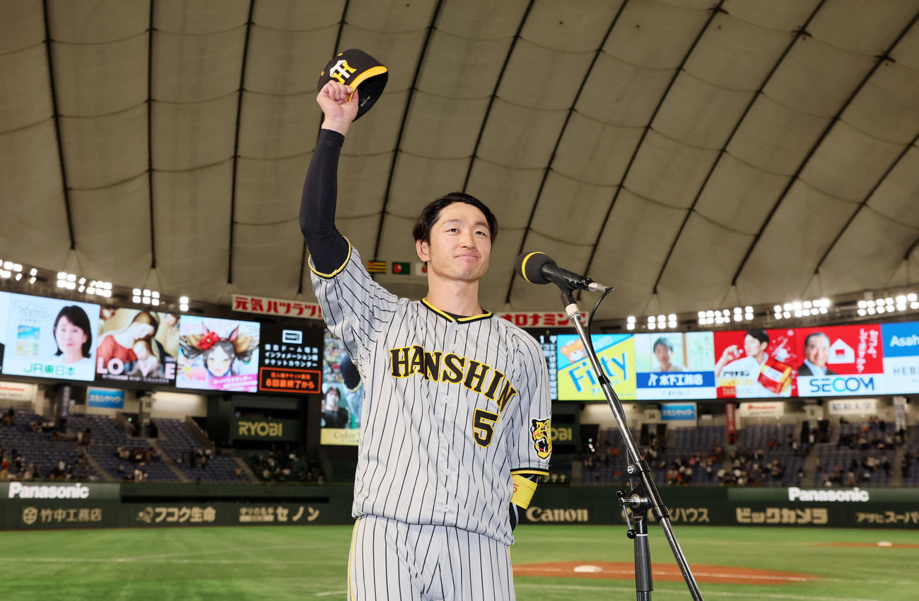 巨人対阪神　ヒーローインタビューを受けた近本はスタンドに帽子を取ってあいさつする（撮影・加藤哉）
