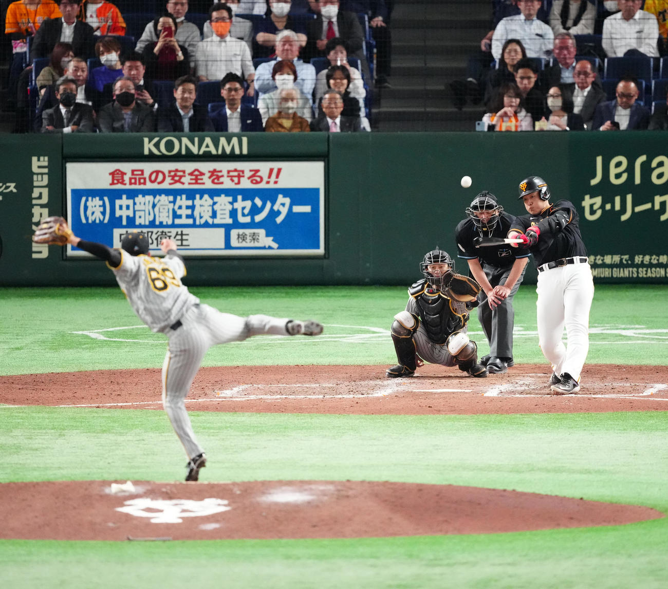 巨人対阪神　8回裏巨人無死、岡本和に同点本塁打を浴びた阪神石井（撮影・江口和貴）