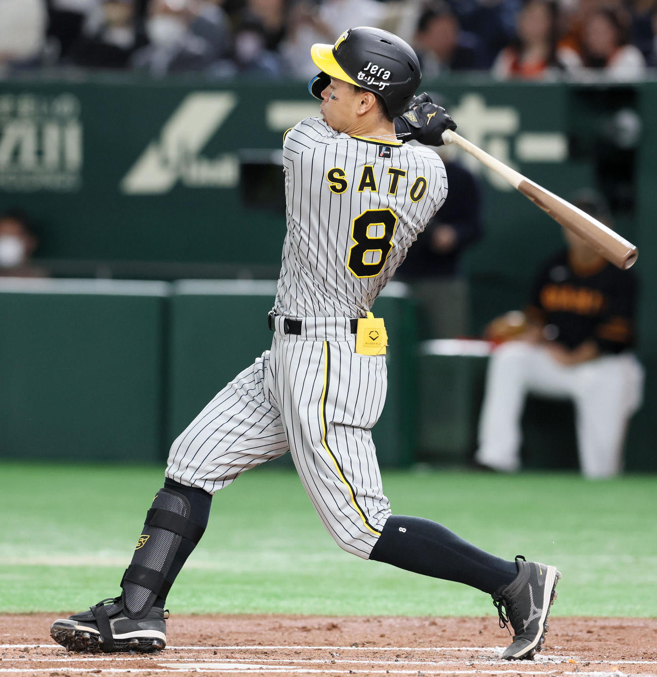 巨人対阪神　2回表阪神1死、佐藤輝は右前打を放つ（撮影・加藤哉）