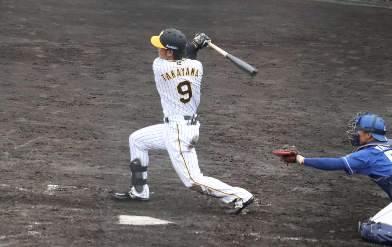 ウエスタン・リーグ中日戦の4回、阪神高山は右越え2点本塁打を放つ