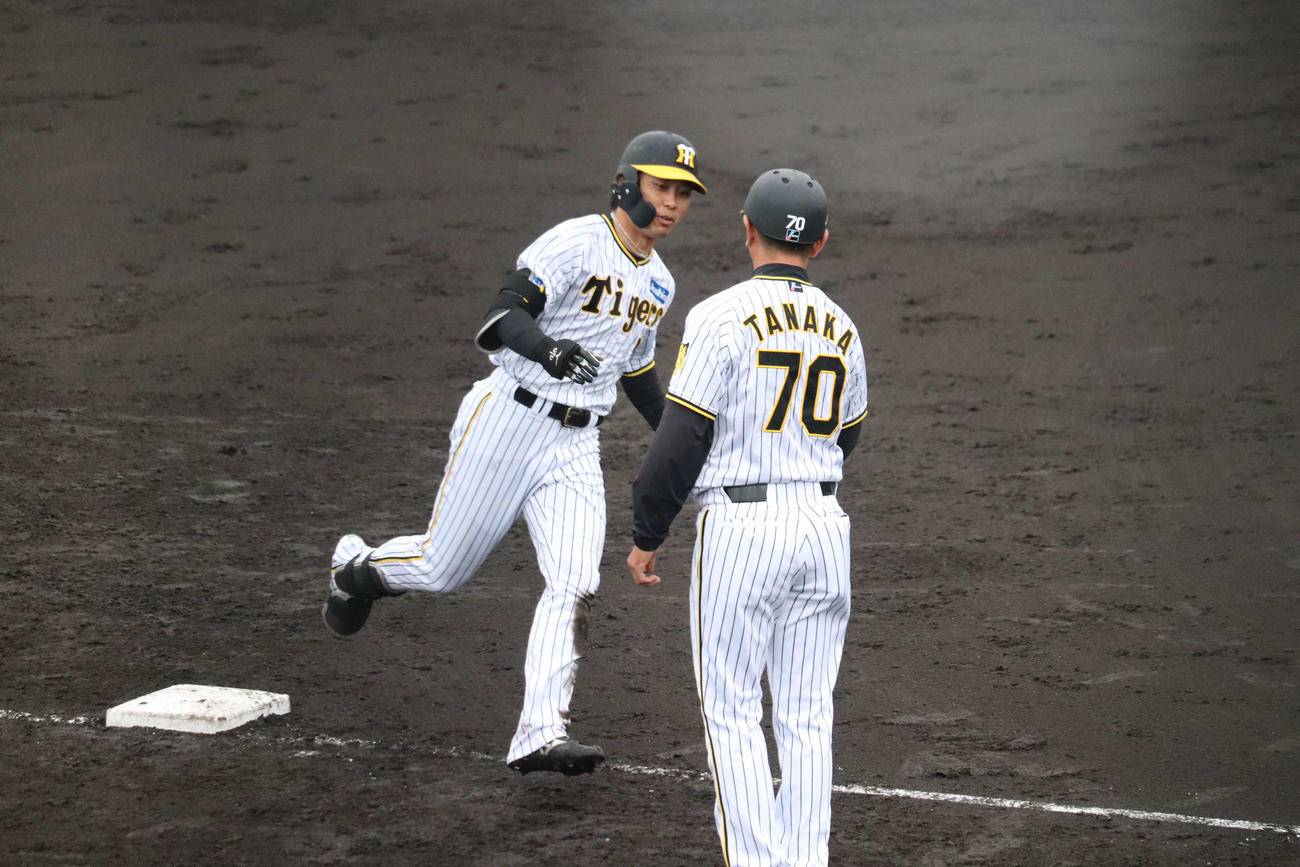 ウエスタン・リーグ中日戦の4回、阪神高山は右越え2点本塁打を放ち、三塁を回る