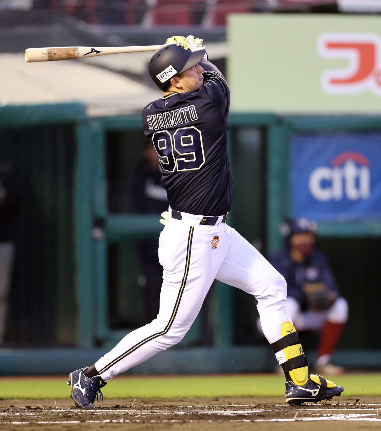 楽天対オリックス　1回表オリックス2死、杉本は中越え本塁打を放つ（撮影・鈴木正人）