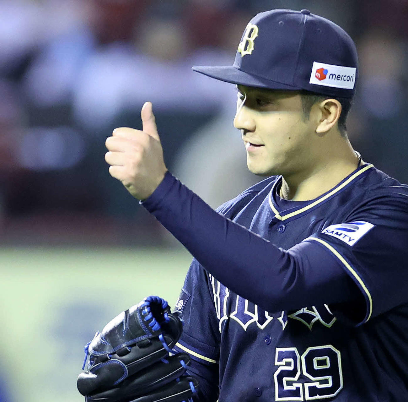 楽天対オリックス　5回裏、楽天の攻撃を抑えサムズアップするオリックス田嶋（撮影・鈴木正人）