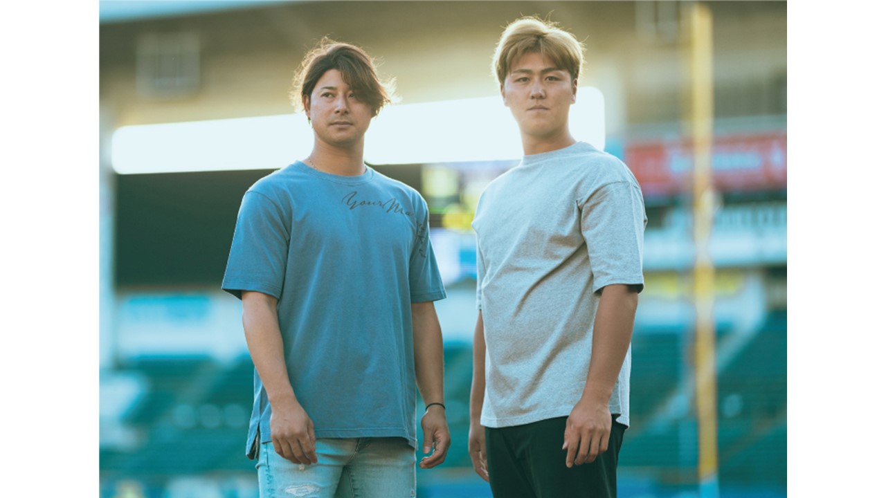 ライフスタイルブランド「umi」の夏物アパレルを着用するロッテ藤岡（左）と山口（球団提供）