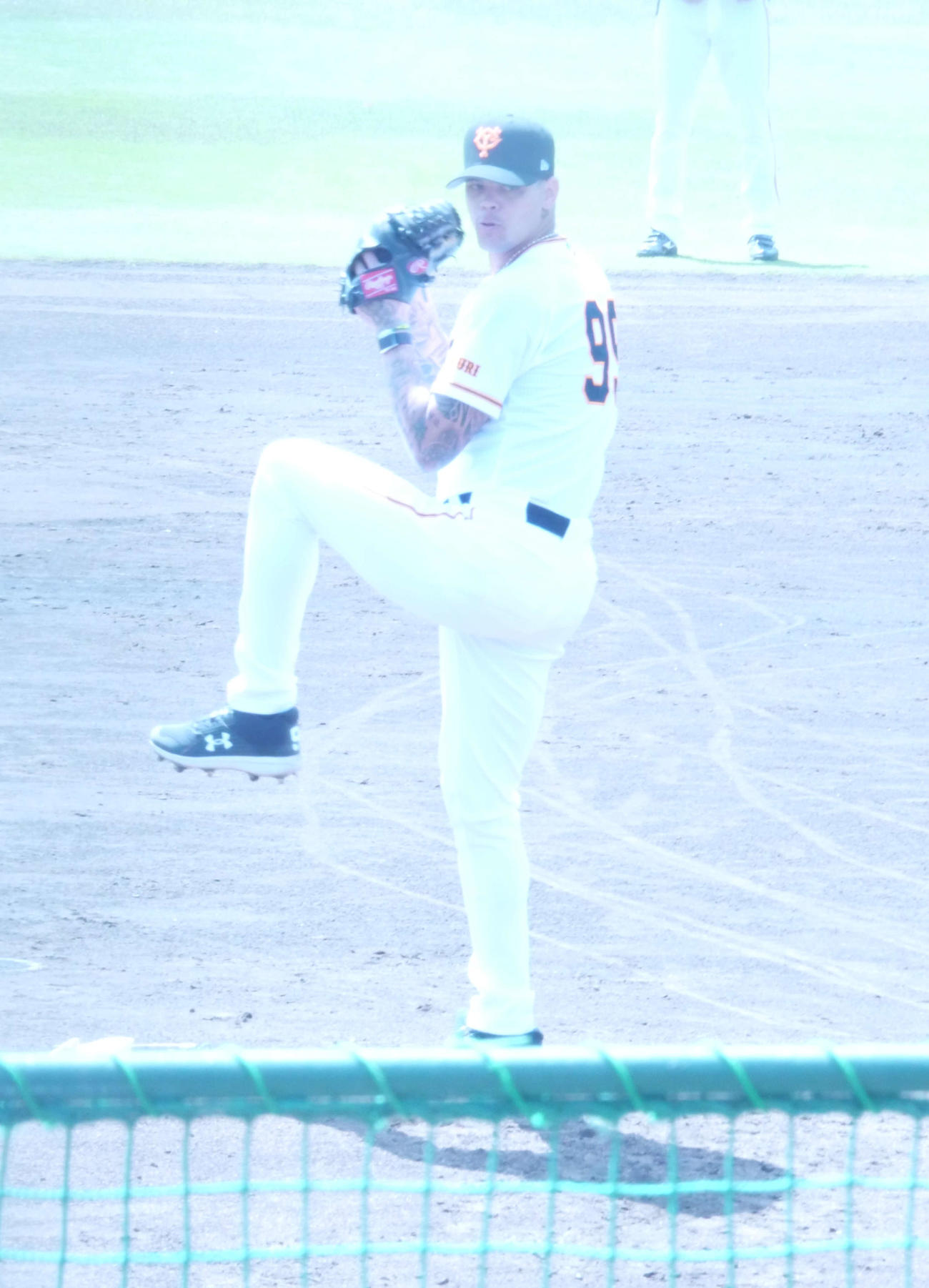 シート打撃に登板する巨人ロペス（撮影・上田悠太）