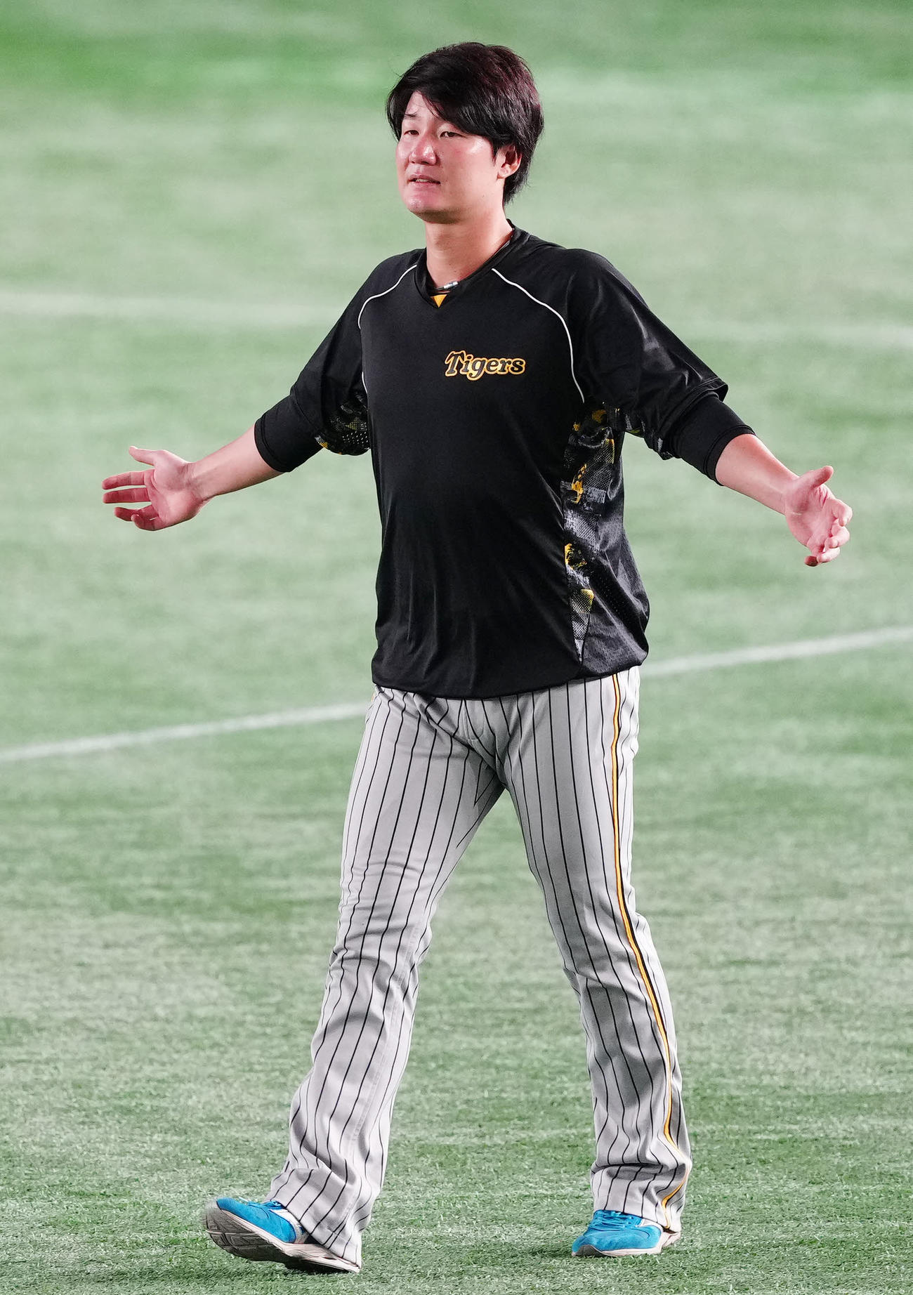 12日、試合前練習に参加した阪神渡辺諒
