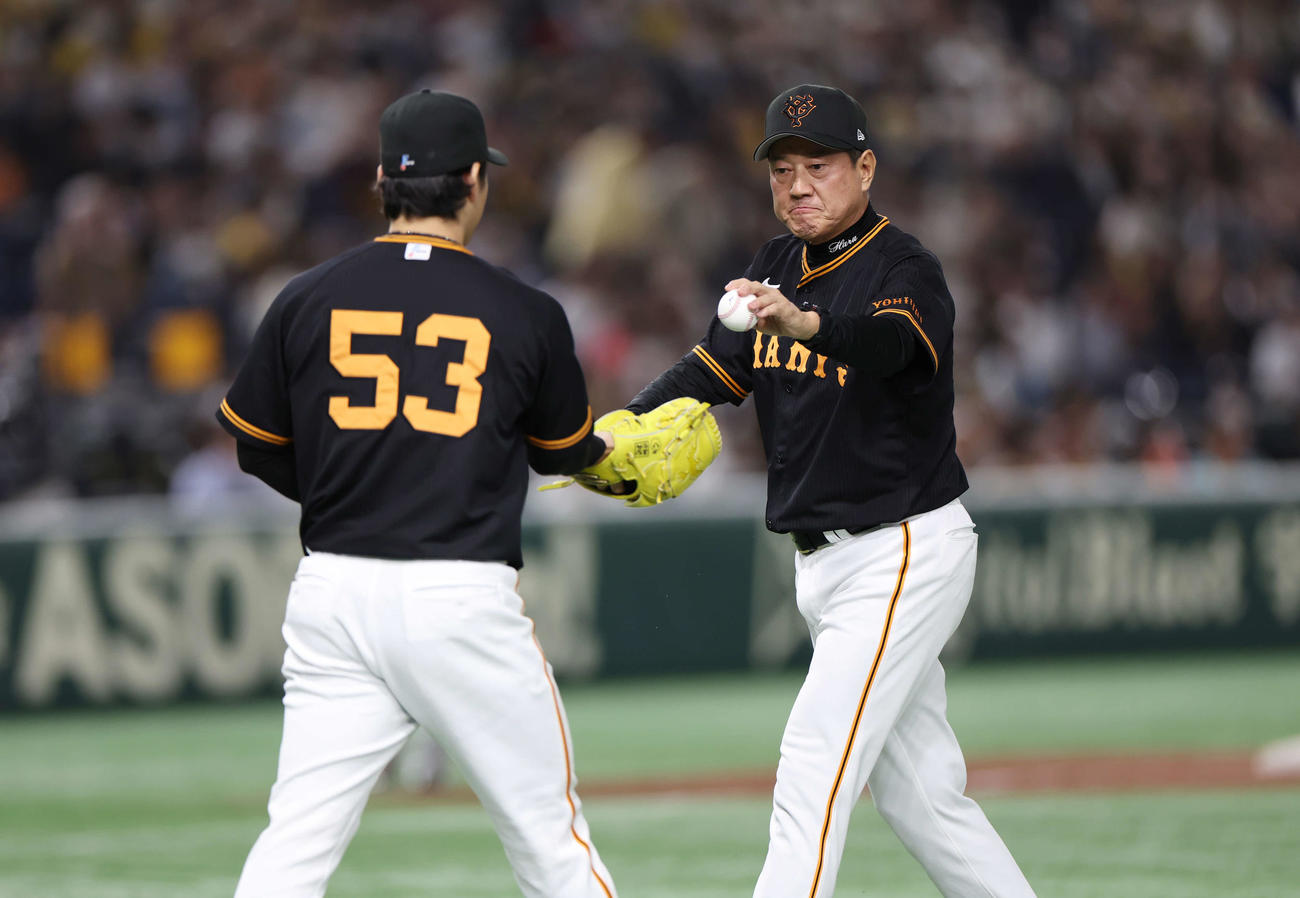 12日、6番手で登板する高梨（左）にボールを託す原監督