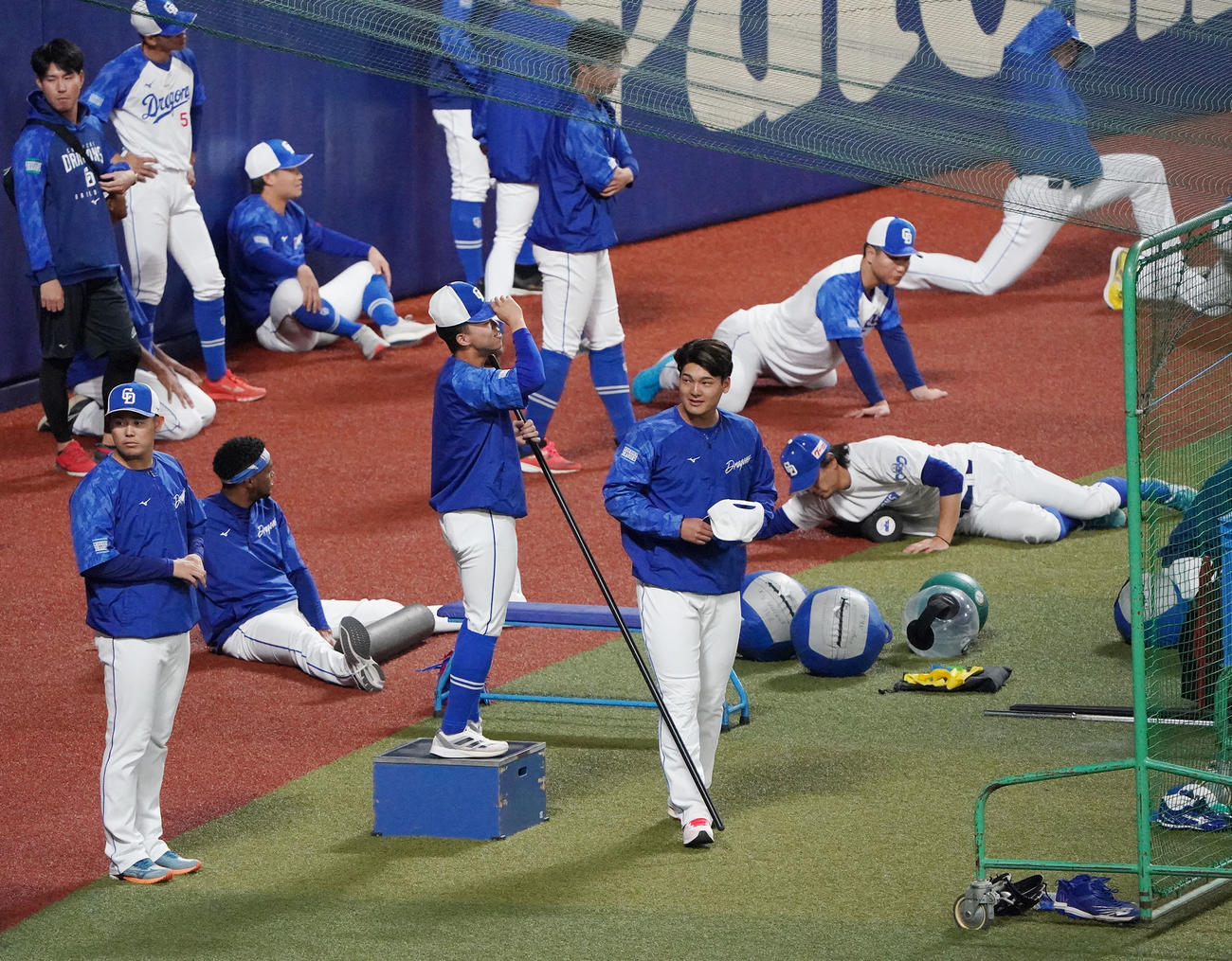 一軍の練習に合流した石川昂（中央）（撮影・森本幸一）