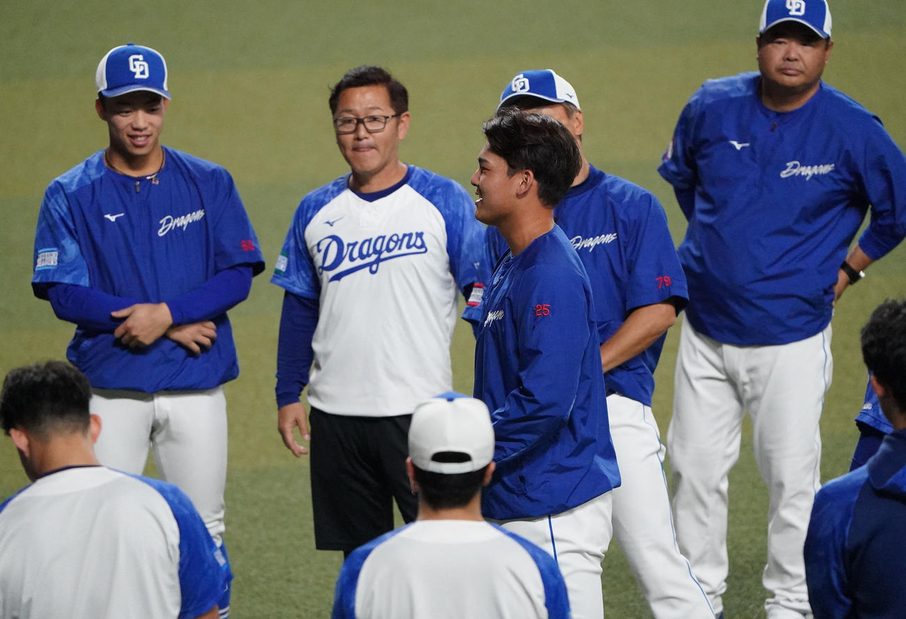 一軍の練習に合流しあいさつする石川昂（中央）（撮影・森本幸一）
