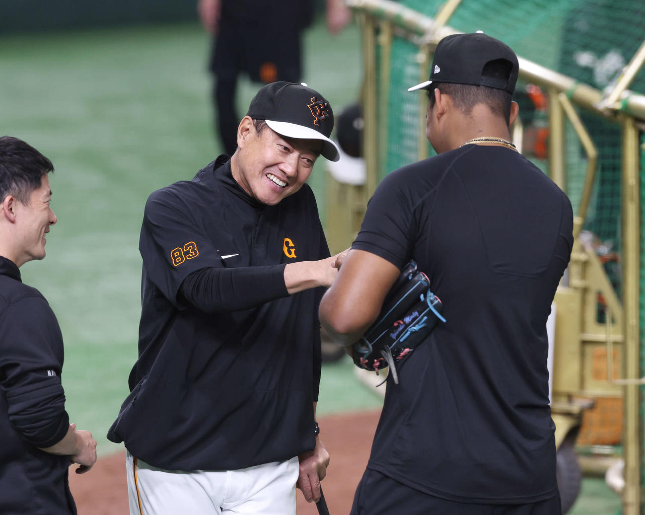 試合前、巨人メンデス（右）とグータッチする原監督（撮影・宮地輝）
