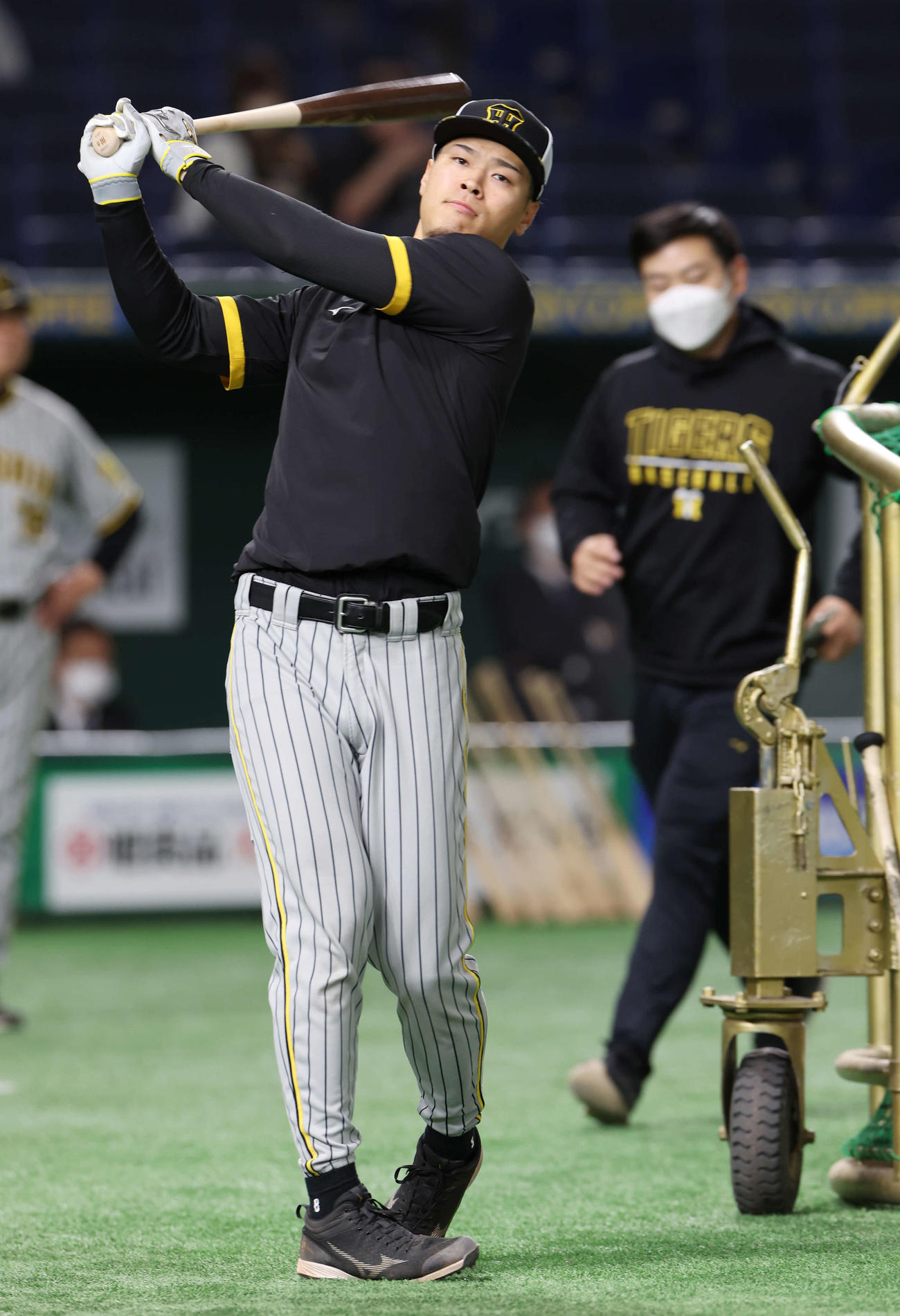 巨人対阪神　試合前練習でバットを振る阪神佐藤（撮影・宮地輝）