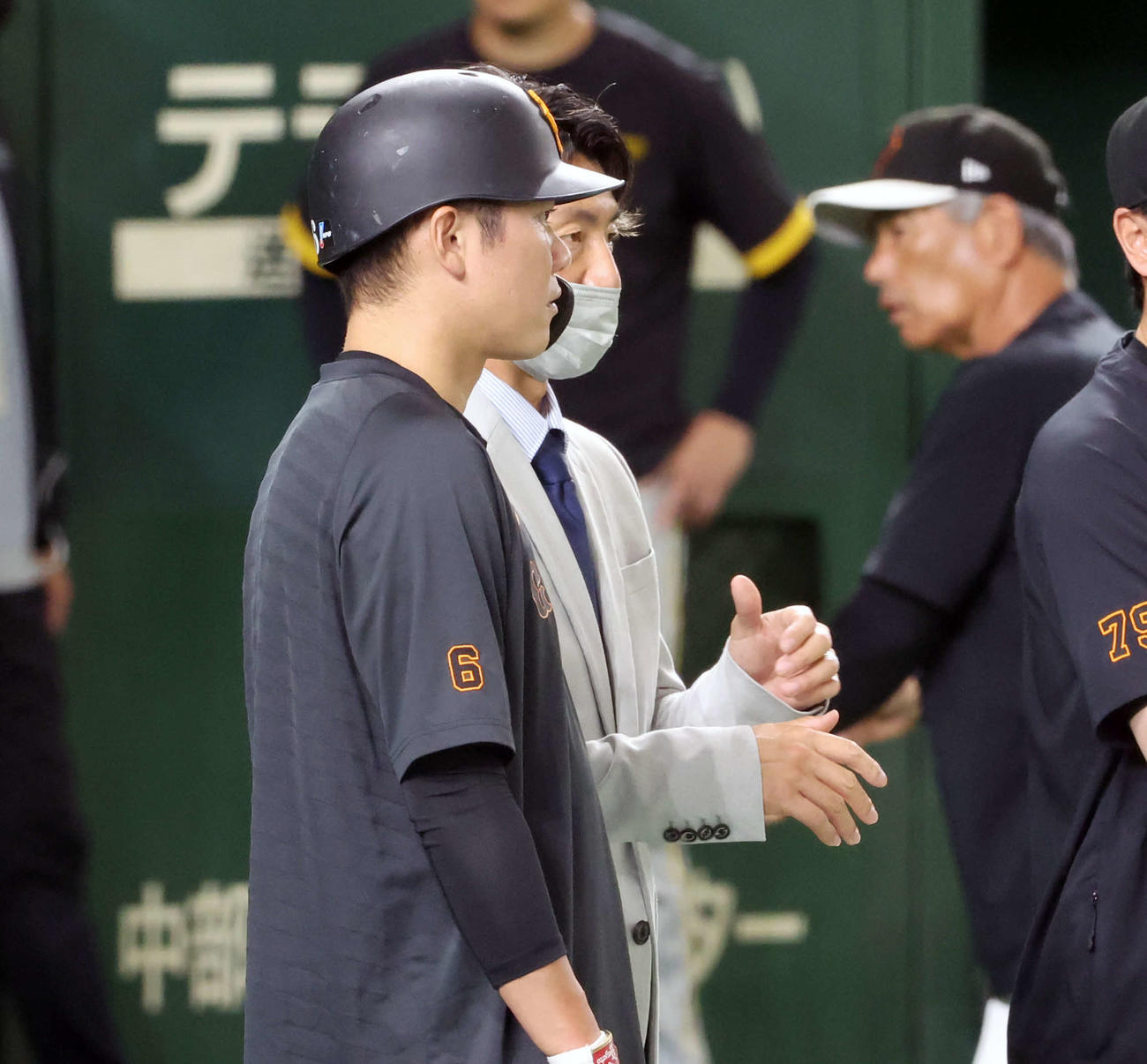巨人対阪神　試合前、話し込む巨人坂本（左）と鳥谷敬氏（撮影・宮地輝）