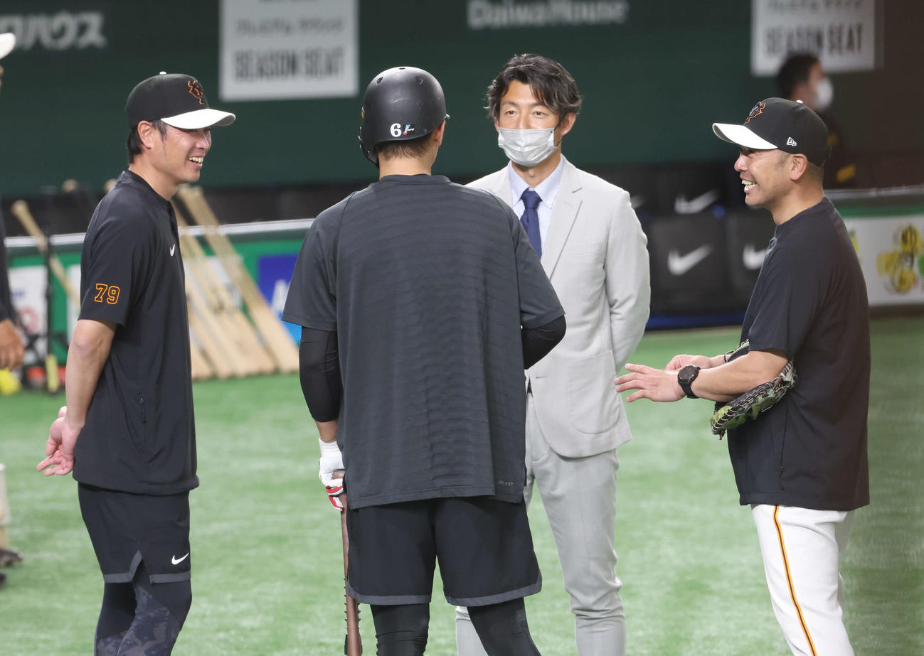 巨人対阪神　試合前、談笑する。左から巨人亀井打撃コーチ、坂本勇人、鳥谷敬氏、阿部ヘッド兼バッテリーコーチ（撮影・宮地輝）